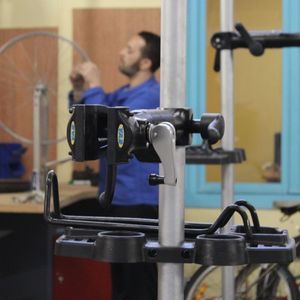 Le Foyer Notre-Dame des Sans-Abris (FNDSA) anime depuis 2016 un atelier de réparation de vélos : 80 personnes en réinsertion professionnelle ont ainsi remis en service 1.060 engins.