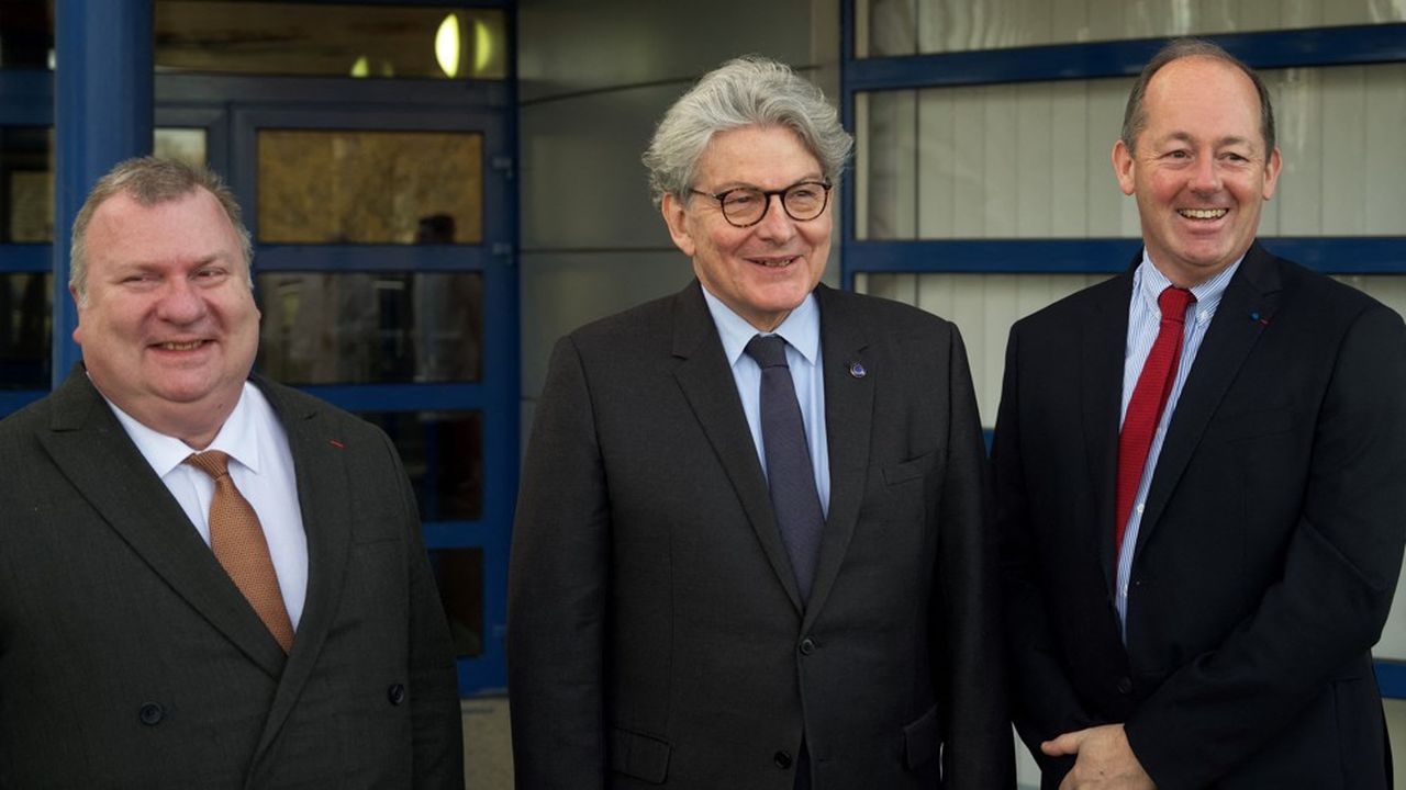 Le commissaire européen Thierry Breton (au centre sur la photo) a visité lundi 20 mars l'usine de Nexter à La Chapelle-Saint-Ursin avec le délégué général de l'Armement, Emmanuel Chiva (à gauche), et le directeur de Nexter, Nicolas Chamussy.