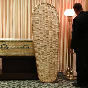 Si de nouveaux matériaux surgissent, le cercueil en bois massif représente encore 95 % du marché.