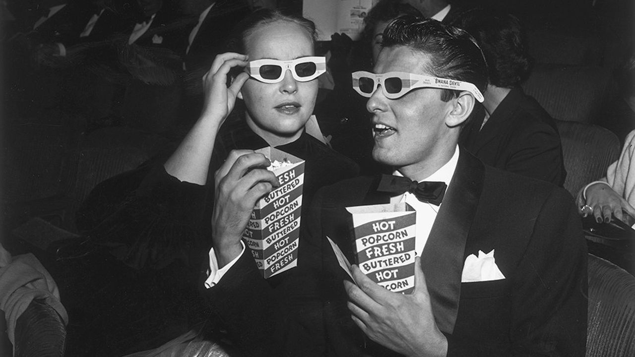 Pop-corn de rigueur : en novembre 1952, à Hollywood, l'acteur américain Keefe Brasselle et son épouse Norma, assistent à la première diffusion d'un film en 3D…
