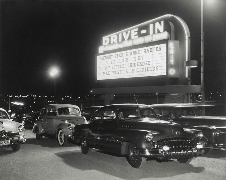 Un drive-in aux Etats-Unis, en 1949. C'est dans ces cinémas en plein air que le comptoir à pop-corn va s'imposer, tout comme le « golden butter flavor », le redoutable beurre salé fondu qui assoiffe le spectateur.