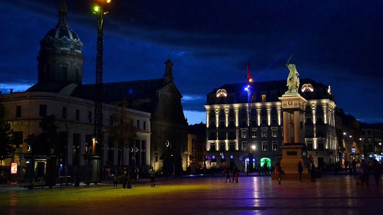 Clermont-Ferrand a réduit de 18 % la consommation énergétique de son éclairage public, en éteignant 60 % des points lumineux de minuit à 6 heures du matin.