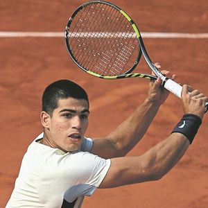 L'Espagnol Carlos Alcaraz est équipé d'une raquette Babolat, comme son compatriote Rafael Nadal, absent du tournoi de Roland-Garros cette année.