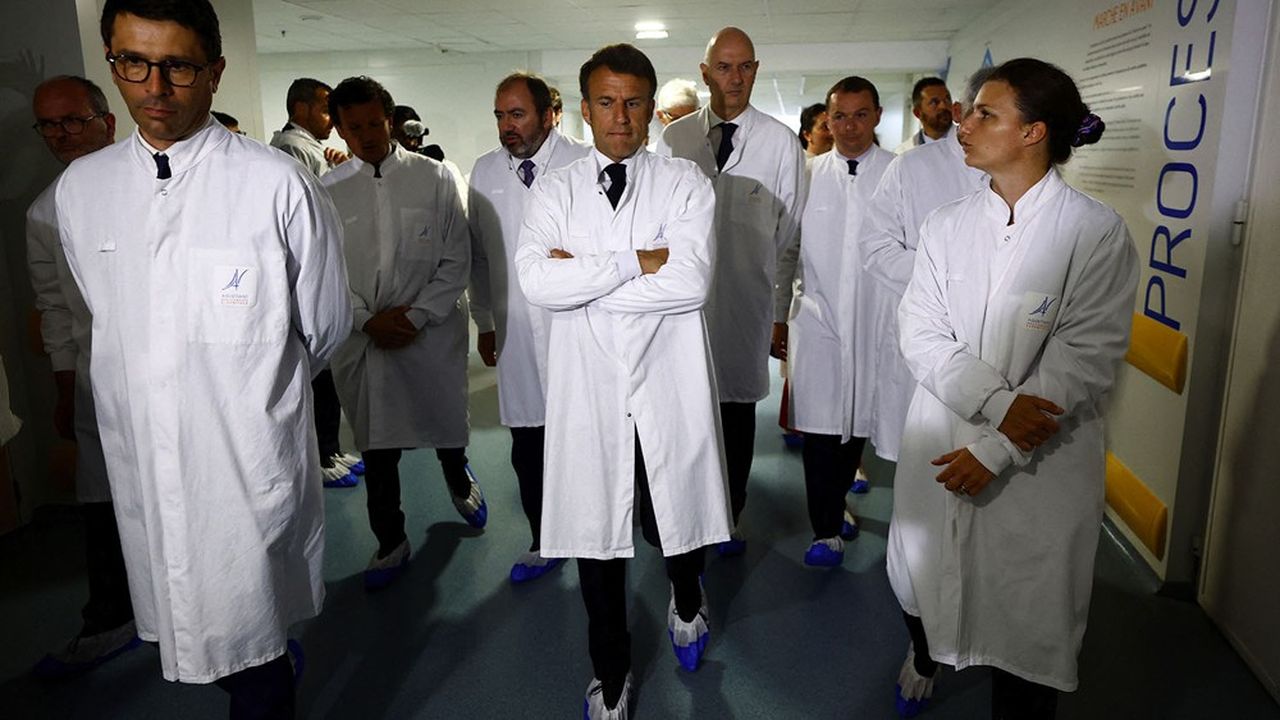 La réindustrialisation de la France et de l'Europe est tout en haut de l'agenda d'Emmanuel Macron, qui s'est déplacé mardi dans l'Ardèche pour célébrer l'agrandissement de l'usine d'un spécialiste lyonnais des produits médicamenteux prêts à injecter, Aguettant.