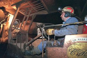 Un mineur extrait pour la dernière fois des blocs de minerai de fer, le 28 juillet 1997, à Audun-le-Tiche, avant la fermeture définitive du puits.