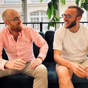 Paco Villetard (à gauche) et Grégoire Gambatto, tous deux cofondateurs de Germinal, start-up spécialisée dans le marketing, ont lancé Only Dust début 2023.