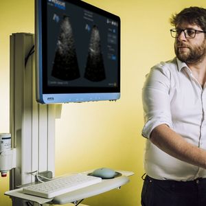 Examen de neuro-imagerie avec l'échographe numérique 3D à super résolution de la start-up Resolve Stroke.