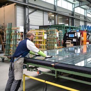 Riou Glass, présent en amont et en aval de la filière de production, fabrique et transforme chaque année 100.000 tonnes de verre plat.