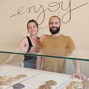 Après avoir lancé leur activité sur internet et des plateformes de livraison, Mélissa Ladevèze et Florent Maria ont ouvert une boutique dans le centre de Nice et changé le statut de leur entreprise Enjoy Cookies.