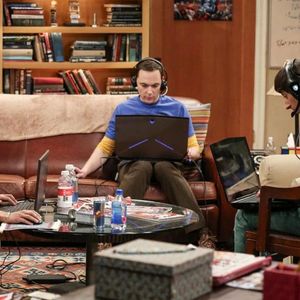 Les acteurs Simon Helberg, Jim Parsons, Kunal Nayyar dans la série The Big Bang Theory