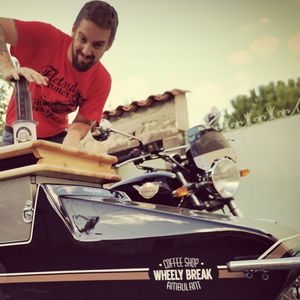 Passionné de moto et de café, Luke Raynaud a créé en 2020 un coffee shop itinérant dans un side-car aménagé dans le Puy-de-Dôme.