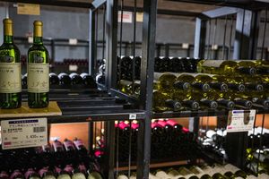 La production japonaise regroupe du vin rouge et du vin blanc tous issus d'un cépage spécifique, le koshu.