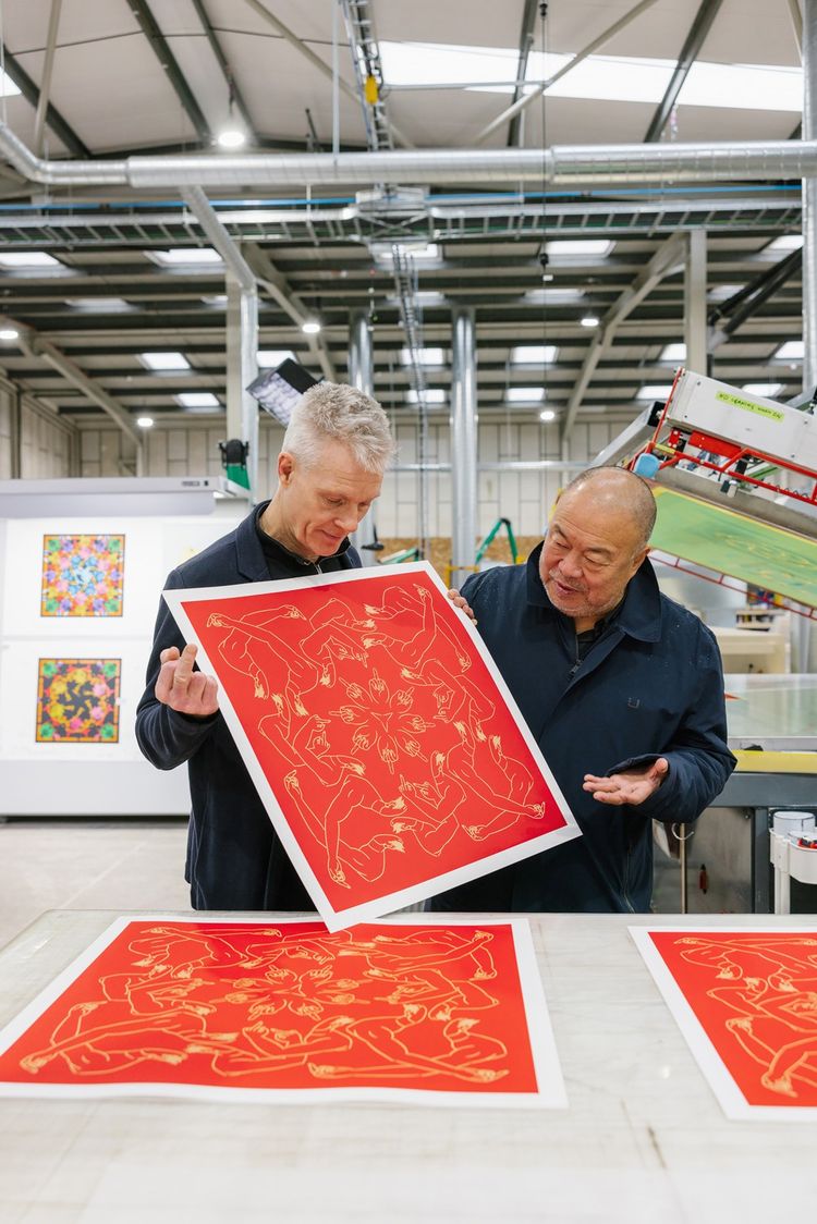 l'artiste Ai WeiWei et le directeur du Design Museum Tim Marlow, dans le studio de sérigraphie d'Avant Arte, Make-Ready, à Londres