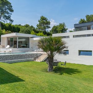Cette maison d'architecte au nord de Montpellier est mise en vente à 2,2 millions d'euros.