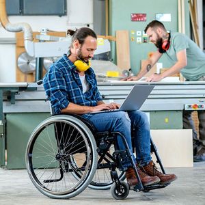 35 % des recruteurs estiment l'insertion des personnes en situation de handicap est aujourd'hui une priorité pour les entreprises, soit 7 points de plus qu'en 2021.