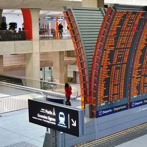 Une nouvelle ligne de métro du Grand Paris Express pourrait relier la Défense à l'aéroport.