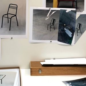 Les chaises emblématiques de la Manufacture Tolix, repensées pour de nouvelles collections.
