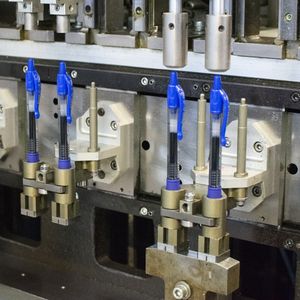Début avril, l'usine a rouvert pour fabriquer en priorité ses produits best-sellers, les rollers G-2 encre gel et V5 encre liquide.
