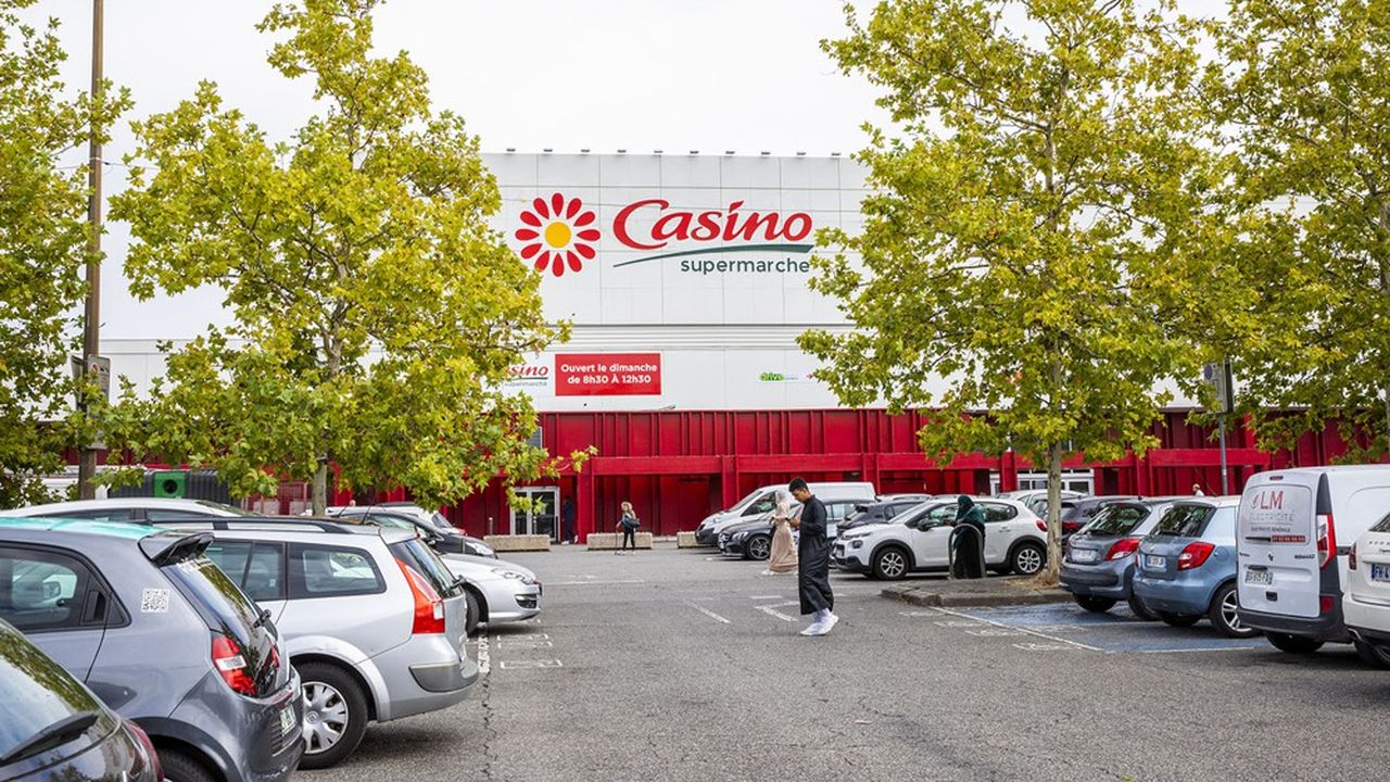 Casino met en vente les derniers supers et hypermarchés à son enseigne.