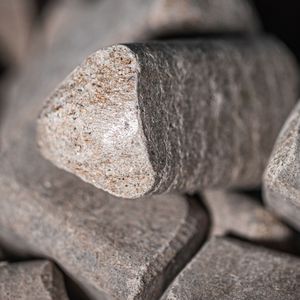 Nicolas Cruaud a développé un procédé « de fossilisation accélérée de déchets non recyclables » - plastique, bois, laine de verre… - inventé par son père, un ancien tailleur de pierres, qui s'est inspiré de la fossilisation de la pierre de tuffeau utilisée en Anjou et dans le Val de Loire.