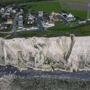 Les falaises d'Ault, en Picardie, sont gagnées par l'érosion.