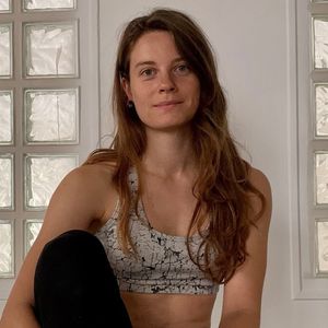 Aude Vignaud, ingénieure et diplômée d'HEC, est devenue professeure de yoga.