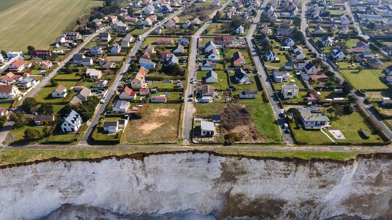 Des pans de falaise sont tombés, ces dernières années, dans plusieurs communes du littoral, comme ici à Criel-sur-Mer en Seine-Maritime.