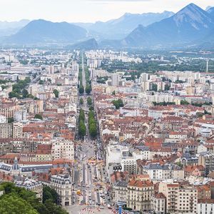 La région Auvergne-Rhône-Alpes se hisse à la seconde place avec 21 % des investissements en valeur, soit environ 1,8 milliard d'euros.