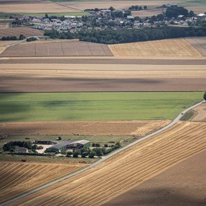 Le secteur agricole, et alimentaire plus globalement, est très en retard dans sa trajectoire de baisse des émissions de gaz à effet de serre, selon le Haut Conseil pour le climat (photo d'illustration : des champs agricoles dans le Centre-Val-de-Loire près de Chartres).