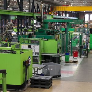 Huit presses à injection d'une force de pression de 1.700 tonnes chacune seront installées à Obernai, comme ici dans l'usine de Sheffield.