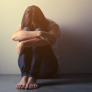 La prévalence des pensées suicidaires atteint 9,4 % des femmes de 18-24 ans.