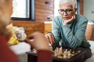 Les femmes réfléchissent à leur retraite plus tard que les hommes. Elles ont ainsi souvent plus de mal à estimer le montant de leur pension.