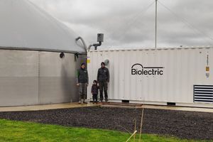A la tête du GAEC des Hauts Vents, Aymeric et Nicolas Sauce ont opté pour la solution du fabricant belge Biolectric, dont la production se limite à 22 kilowattheures.