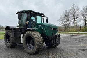 Le tracteur 100 % électrique de Seederal est capable d'aligner l'équivalent de 160 chevaux, une puissance courante dans les exploitations de polyculture comme d'élevage.