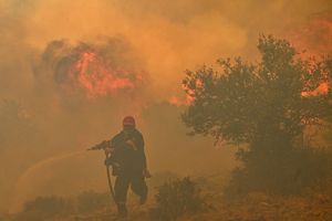 La réunion de Copenhague sur le climat s'ouvre après une année 2023 ayant conclu la décennie la plus chaude jamais enregistrée. La Grèce a particulièrement souffert des fortes températures qui ont provoqué de nombreux incendies, comme ici près d'Athènes en juillet.