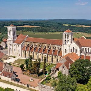 La basilique Sainte-Marie-Madeleine de Vézelay, dans l'Yonne, est le premier site touristique de la région Bourgogne-Franche-Comté.