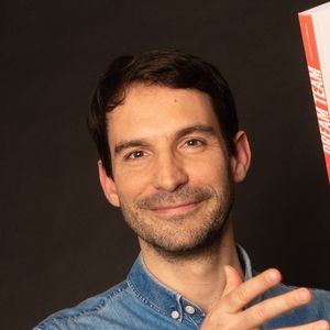 Ludovic Girodon, la quarantaine, a créé et alimente une newsletter aux 22.000 abonnés, puis écrit et autoédité son livre « Dream Team »﻿ en 2019 avant de le ressortir en librairie aux éditions Marabout, en 2024.