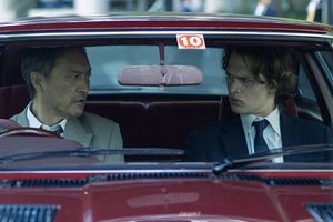 Jake Adelstein (Ansel Elgort) et l'inspecteur Hiroto Katagiri (Ken Watanabe), dans la saison de la série «Tokyo Vice».