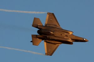 Un F-35 dirigé par un pilote israélien près de la base de Hatzerim, dans le désert du Neguev, en juin 2023.