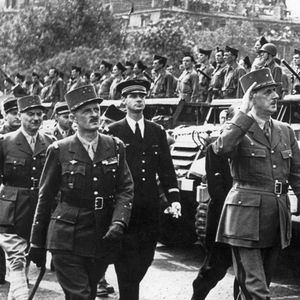 Le 26 août 1944, au lendemain de la Libération de Paris, le général de Gaulle passant en revue les troupes de la 2e Division blindée du général Leclerc.