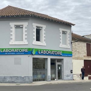 Le laboratoire est situé rue d'Arles, dans le centre-ville de Bellegarde.