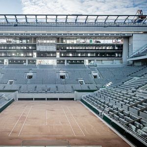 Le groupe isérois a réalisé la couverture du cours Philippe-Chatrier à Roland-Garros, où se dérouleront les épreuves olympiques de tennis.