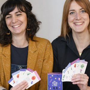 Coralie Franiatte et Isabelle Terrier (à gauche), cocréatrices du jeu « Les Mille Pas » sur les inégalités professionnelles femmes-hommes.