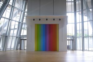 Ellsworth Kelly, Spectrum VIII, acrylique sur toile, douze panneaux joints, 2014, rideau de scène d'Ellsworth Kelly dans l'Auditorium de la Fondation Louis Vuitton