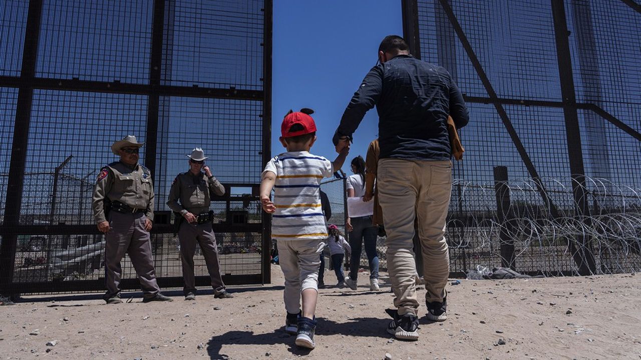 Des migrants venant de passer la frontière entre le Mexique et les Etats-Unis sont placés en garde à vue par la police aux frontières, en mai 2023 à El Paso (Texas).