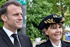 Emmanuel Macron et la préfète de la région Grand Est, Josiane Chevalier, à Strasbourg, le 26 avril 2024.