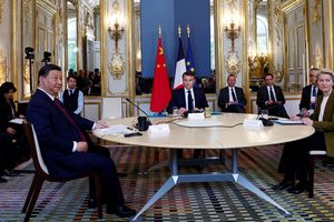 Rencontre à l'Elysée avec le président chinois, Xi Jinping, le président Emmanuel Macron et la présidente de la Commission européenne, Ursula von der Leyen, le 6 mai 2024.