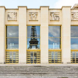 Chaillot, avec son Grand Foyer Art Déco face à la Tour Eiffel, séduit les mécènes américains en particulier.