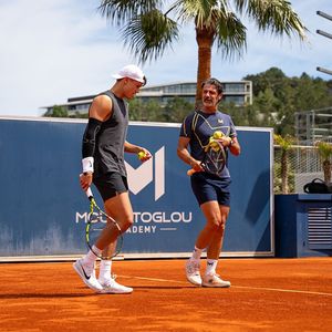 Patrick Mouratoglou (à droite) a lui-même entraîné de nombreuses stars du tennis, comme Serena Williams, Simona Halep, Stéfanos Tsitsipás ou, aujourd'hui, le danois Holger Rune.