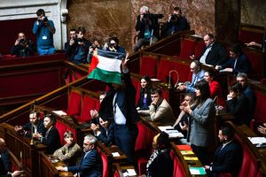 Le député LFI Sébastien Delogu a brandi un drapeau palestinien lors de la séance des Questions au gouvernement.